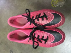 Used Nike Bravata 2 Soccer Cleats Size 4Y