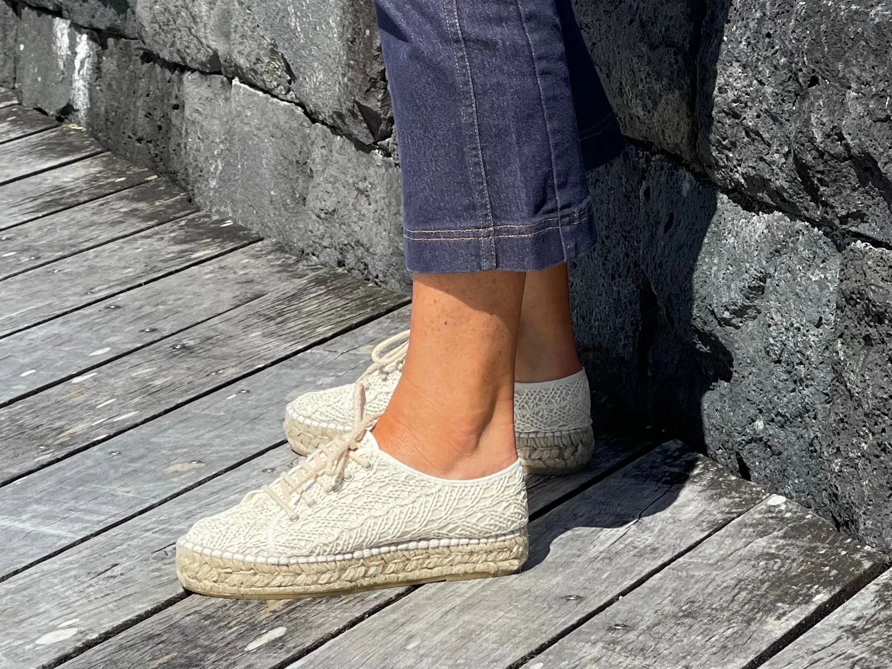 Viguera Vargo available in 2 colours